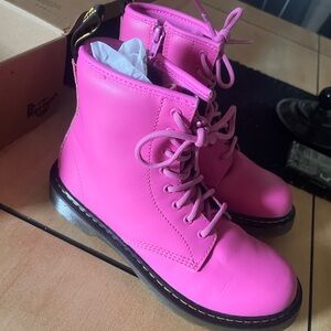 Doc marten’s core kids airwaves thrift pink